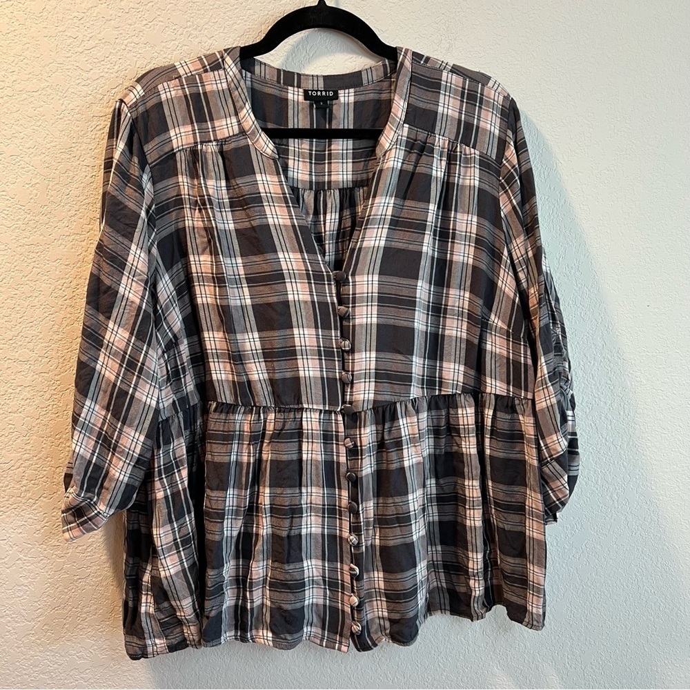 Women’s Torrid pink and gray plaid button front peplum blouse size 2X